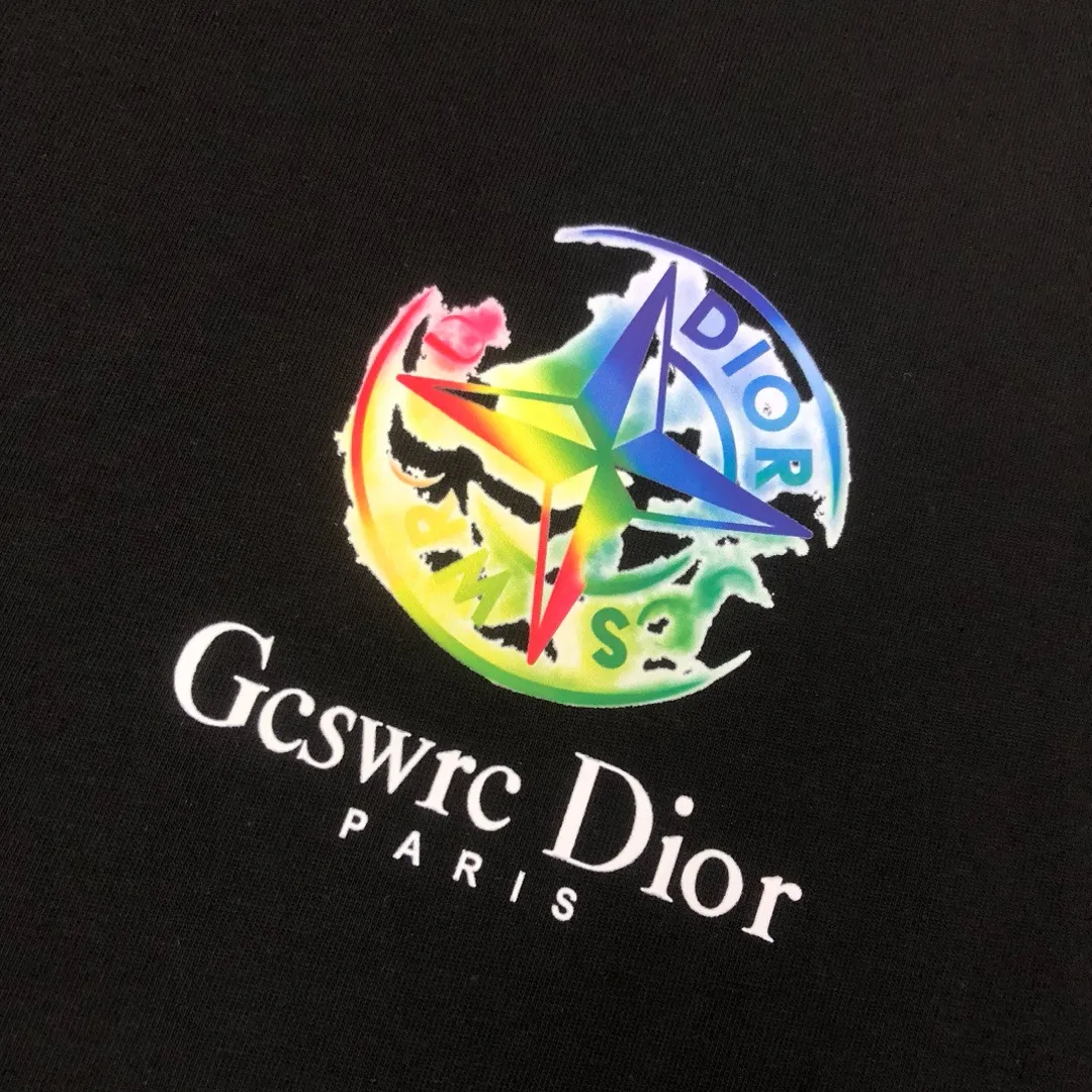 W677#P110💰 2025🆕 Stone lsland/Stone Island joint Dior colorful logo printed short-sleeved T-shirt ⚠️[Original creation, high control of details] - Made of 260 grams of combed cotton double yarn, soft and comfortable to the touch, sweat-absorbent and breathable. - Simple basic and versatile style, original quality, the first choice for couples. - Made in a large factory, four needles and five threads on the shoulder, neat routing, high quality workmanship. -Same style for men and women, very versatile, one piece for everyone, details are clearly visible. Color: Black White Size: M L